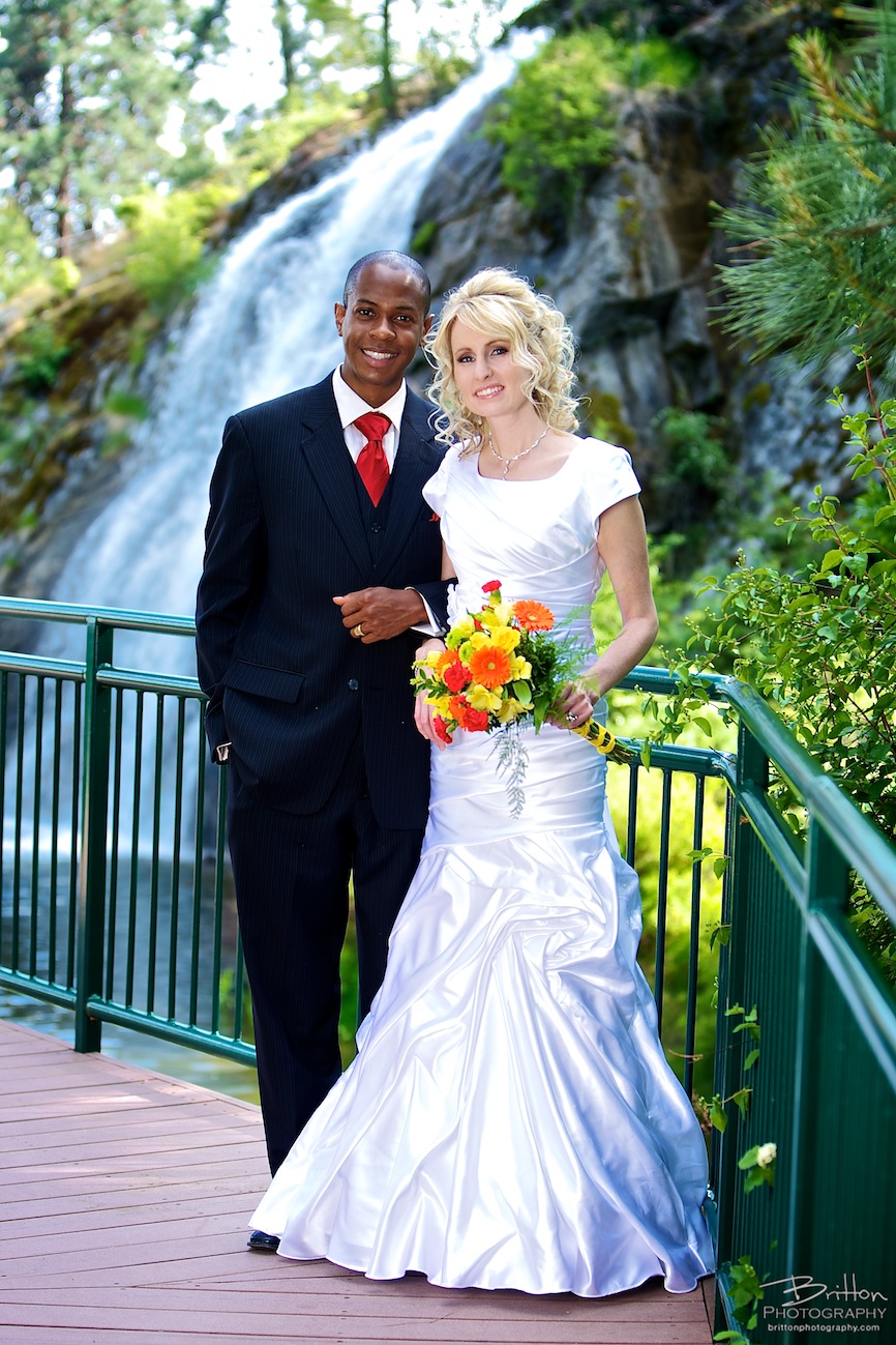 Bridal photos at Mirabeau Park, Spokane